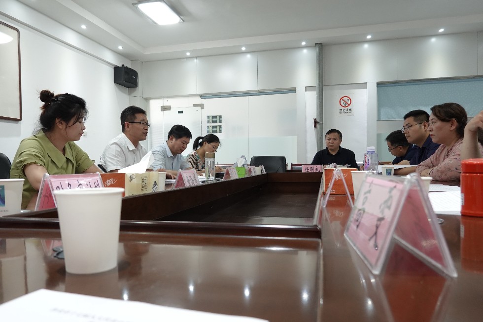 016 十四代表小组走进市场监管局.jpg