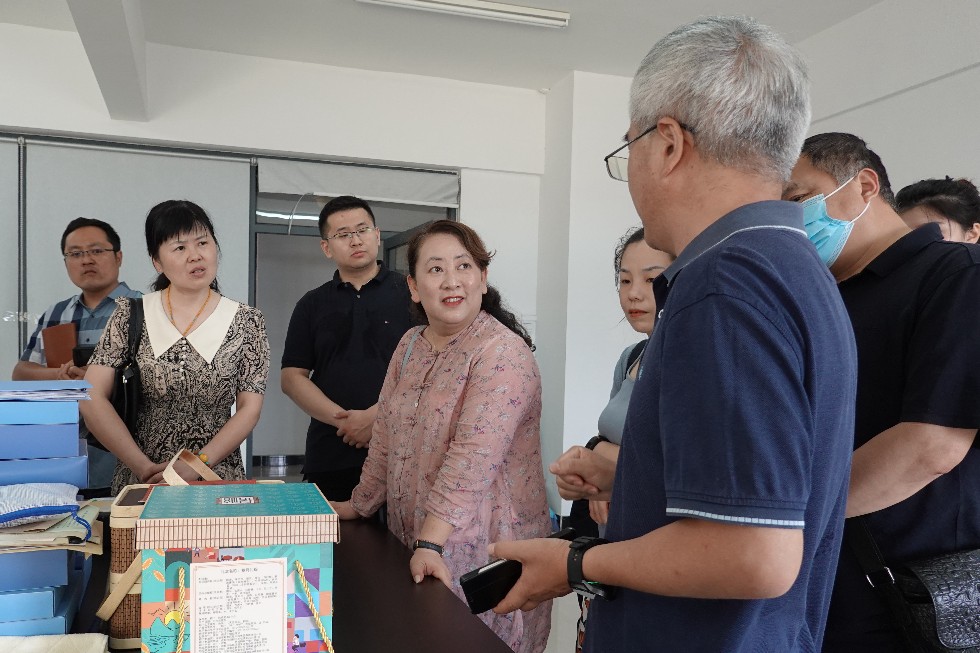 016 十四代表小组走进市场监管局3.jpg