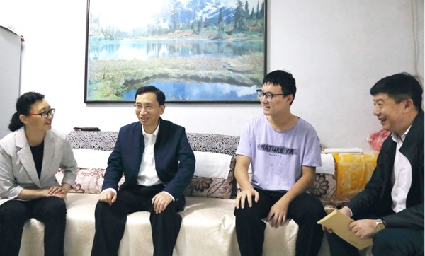 赵德志慰问困难学子.jpg