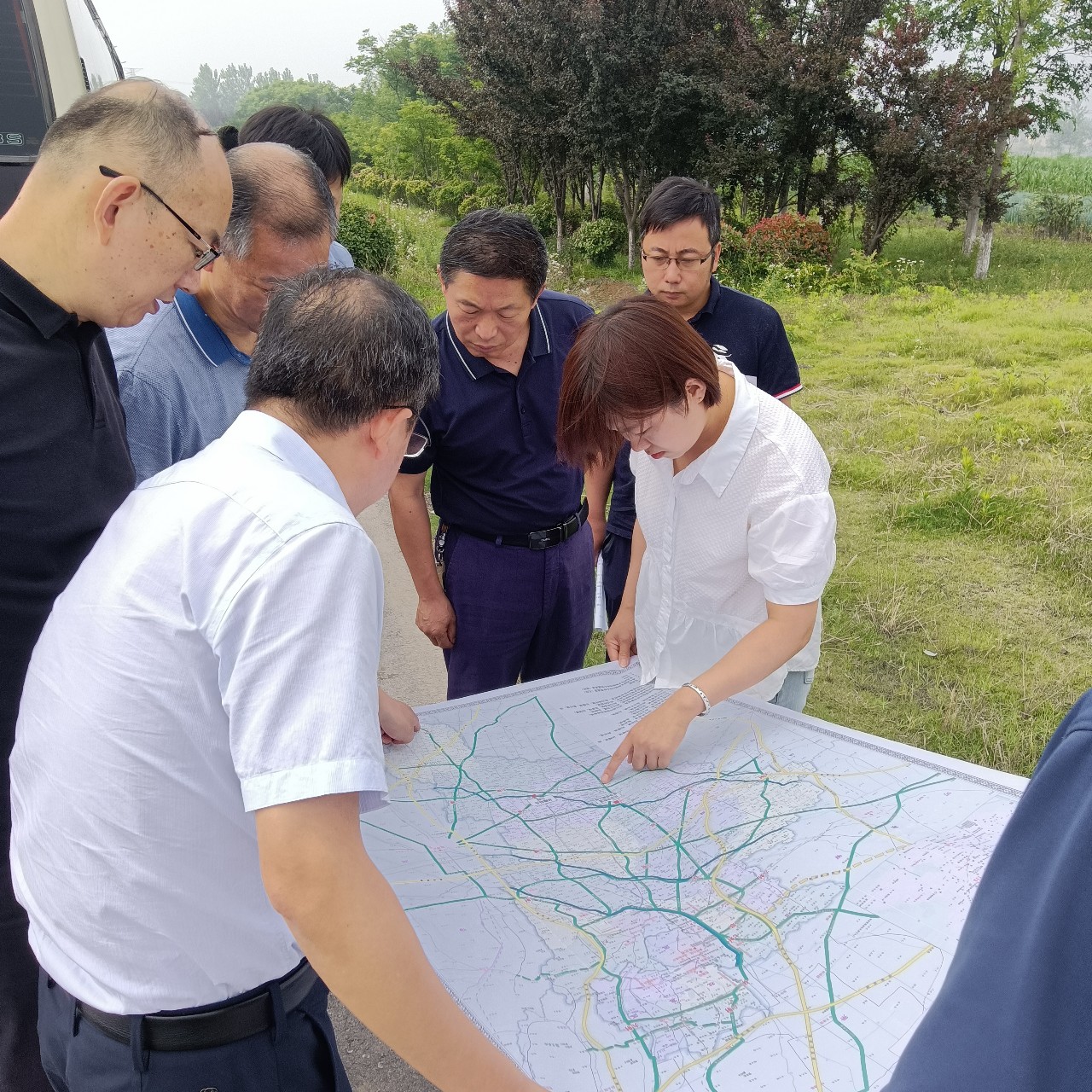 6月20市人大第二十五代表小组视察我市重点交通运输项目建设1.jpg