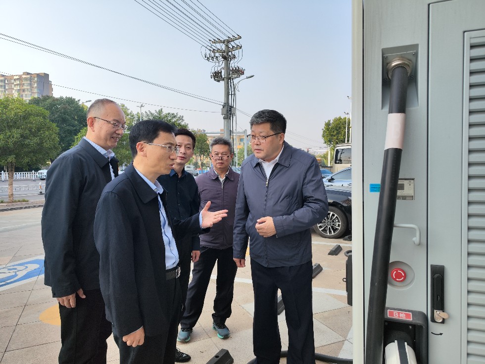 10月24日赵德志主任调研新能源充电桩2.jpg