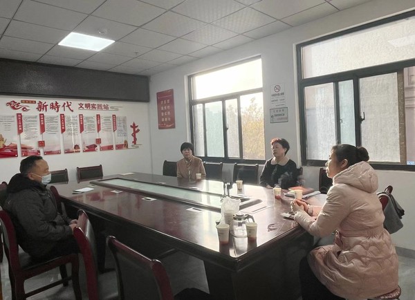 12月6日市人大常委会副主任张香娥赴园林社区开展“四下基层”社区报到走访慰问困难群众.jpeg