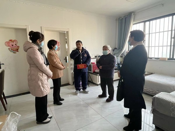 12月6日市人大常委会副主任张香娥赴园林社区开展“四下基层”社区报到走访慰问困难群众 - 副本(1).jpeg