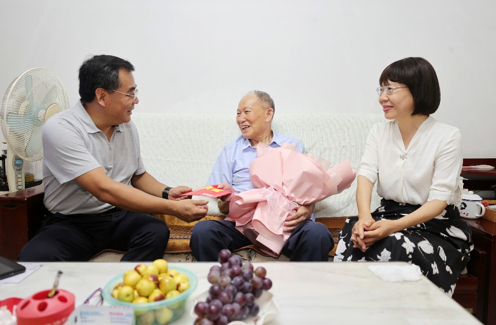徐涛主任参加八一慰问.png
