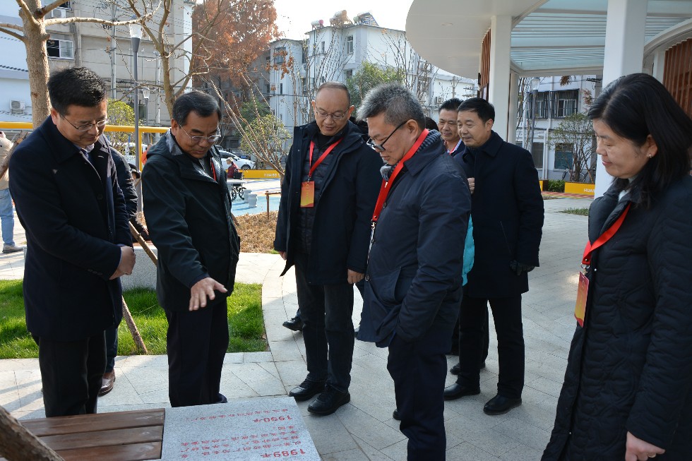 12.12市人大代表调研口袋公园2.png