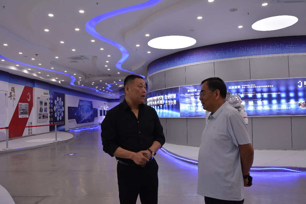 徐涛主任走访代表3.png