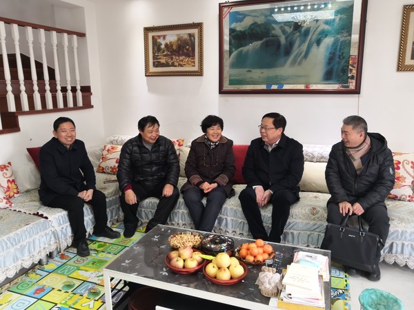慰问老干部.jpg