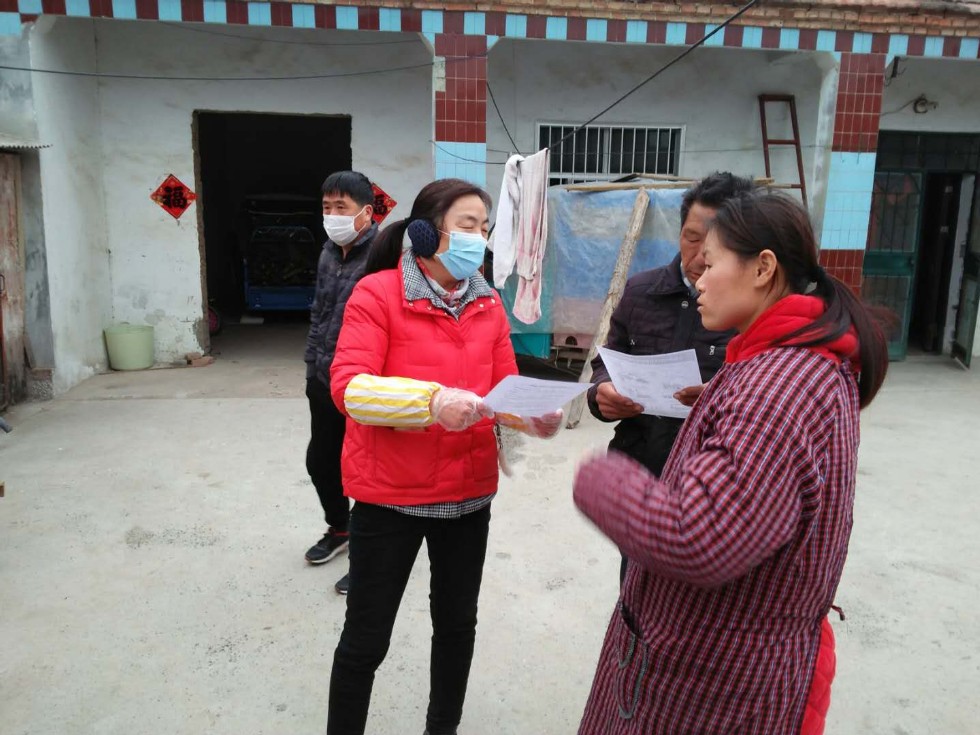 区十届人大代表、高级农艺师李晓勤宣讲惠农政策.jpg