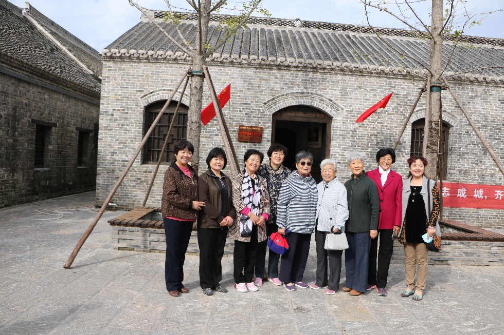 市人大常委会机关开展重阳节活动(2).JPG